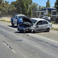 Iba por la ruta camino a Centenario, perdió una rueda y chocó contra el guardarraíl