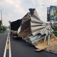 Tráiler daña estación del Metrobús inaugurada el domingo