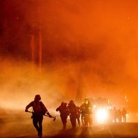Grandes incendios en California obligan a pobladores a huir