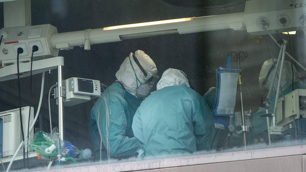 Médicos tratan a un paciente con coronavirus. Fuente: (Twitter)