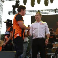 Samuel García cierra campaña con concierto afuera de la Arena Monterrey
