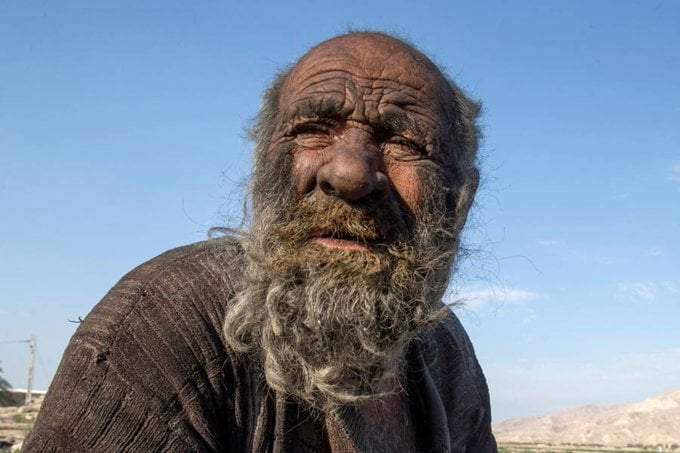 Amou Haji, El hombre más sucio del planeta