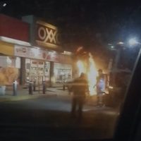 Queman un vehículo afuera de un OXXO en Baja California; hay dos detenidos (Videos)