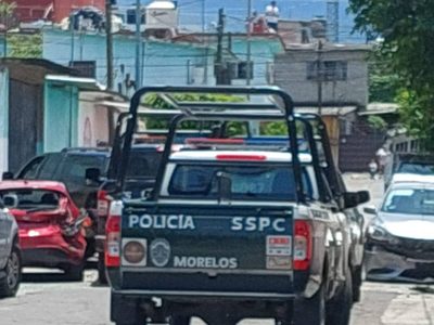 Detienen a expolicía con armas y vehículo robado; familiares denuncian cateo y detención irregular