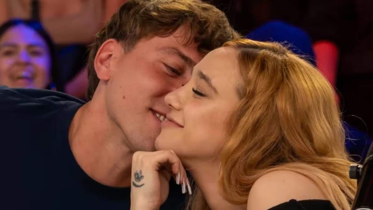 El apasionado beso entre Ángela Torres y Marcos Giles que “rompió” las redes