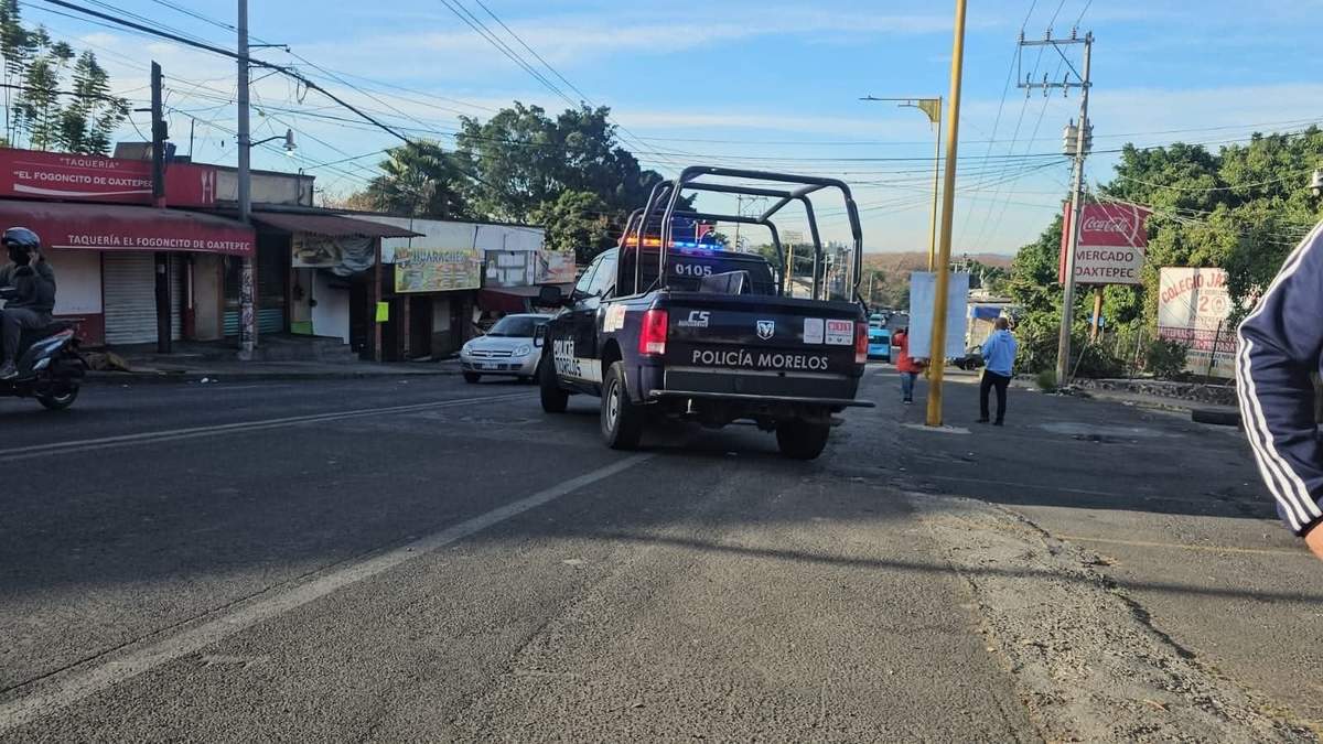 Una patrulla acude a Lomas de San Antón, Cuernavaca, Morelos, por el asesinato a balazos de un hombre cuando presuntamente salía de su domicilio sobre la calle Nogales, el martes 13 de enero