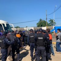 Policías y agentes de la GN desalojan acceso a la Estación Migratoria Siglo XXI (Videos)