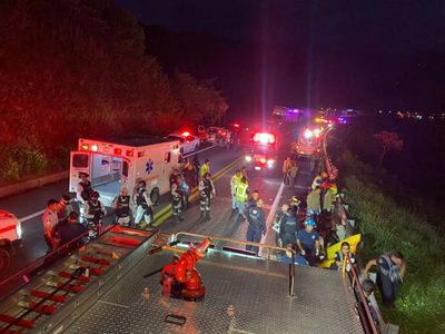 Cae autobús a un barranco en Nayarit; 17 muertos y 22 heridos