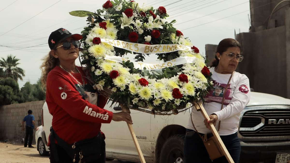 Colectivos asisten a funeral del hijo de Cecilia Flores