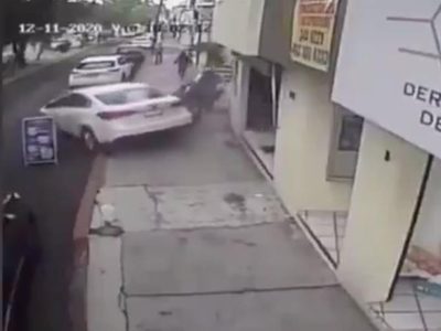 Automovilista libra robo y embiste de reversa a los asaltantes (Videos)