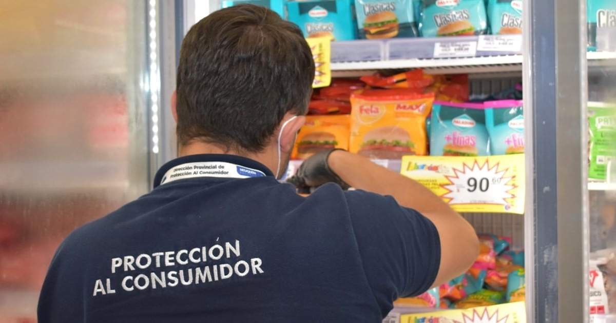 Personal de la provincia durante una inspección en alguno de los supermercados neuquinos. Fuente: (Twitter)