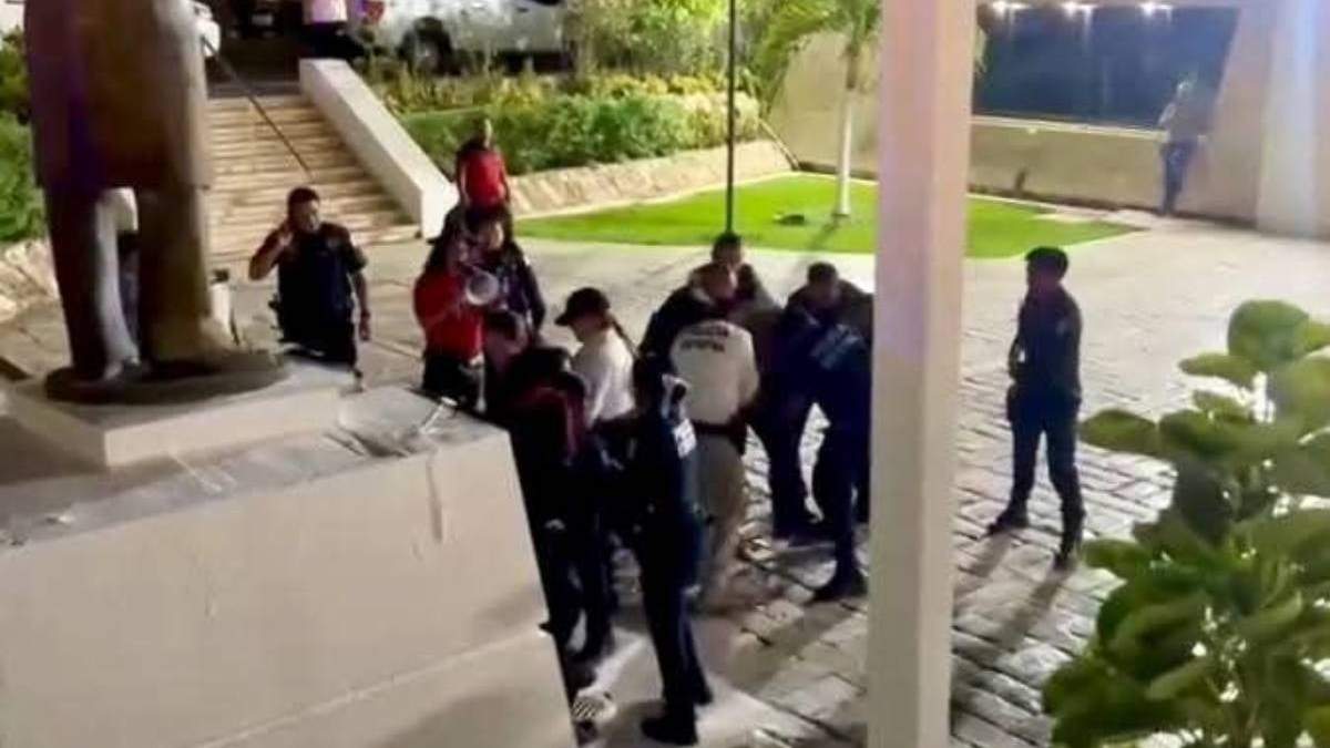 Elementos policiacos reprimen con violencia una protesta contra el nuevo magistrado numerario del Tribunal Superior de Justicia del Estado de Campeche