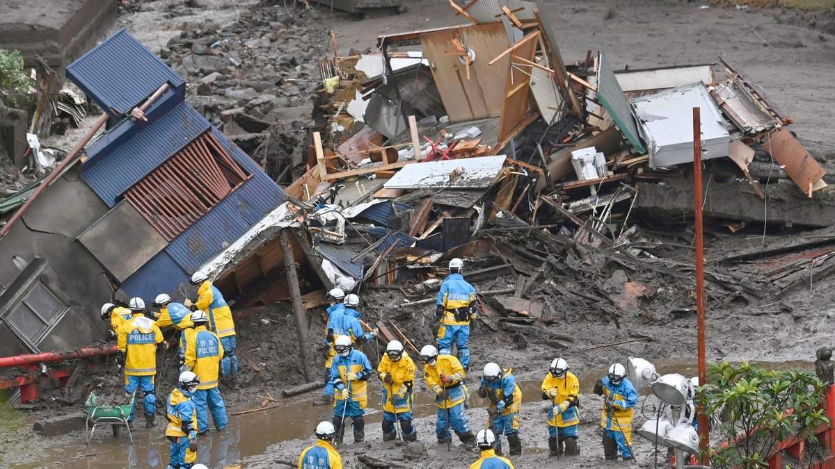 Rescatistas buscan a peronas en el sitio de un alud en Izusan, en Atami