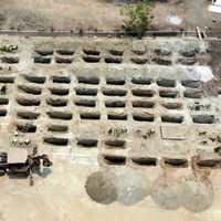 Cavan fosas en Acapulco para víctimas de covid-19