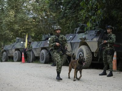 Colombia: 65 disidentes de las antiguas FARC se desmovilizan tras choques con guerrilla del ELN