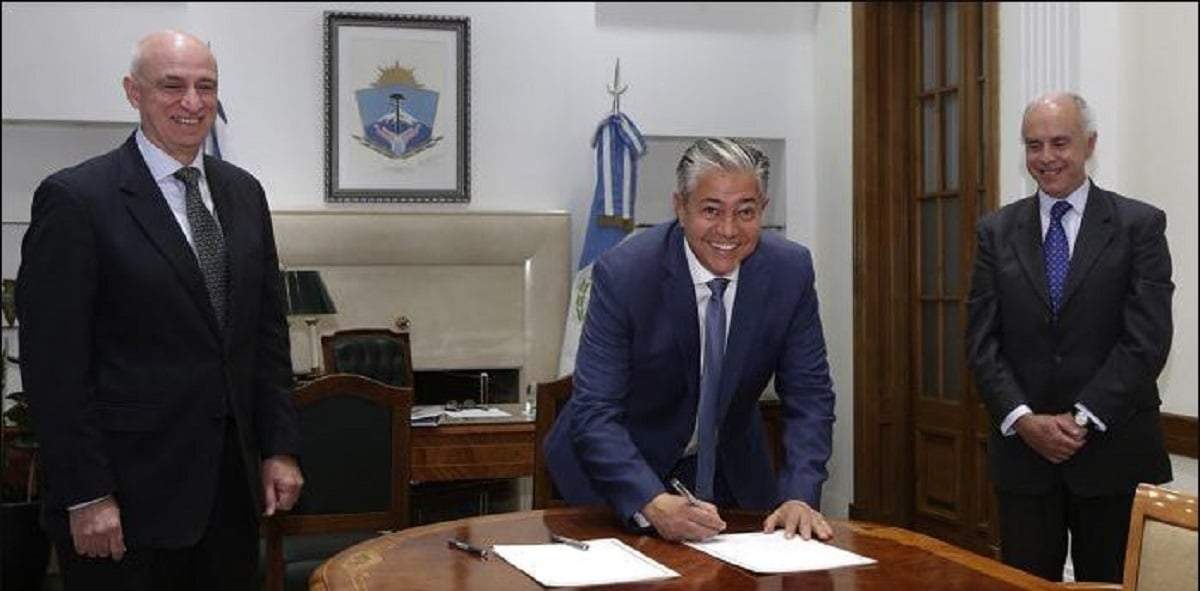 El gobernador, Rolando Figueroa, en la firma del convenio con la empresa Exxon. Fuente: (Gobierno de Neuquén)