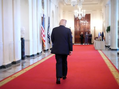 Trump pausa su operativo para reabrir el estrecho de Ormuz mientras busca un acuerdo con Irán
