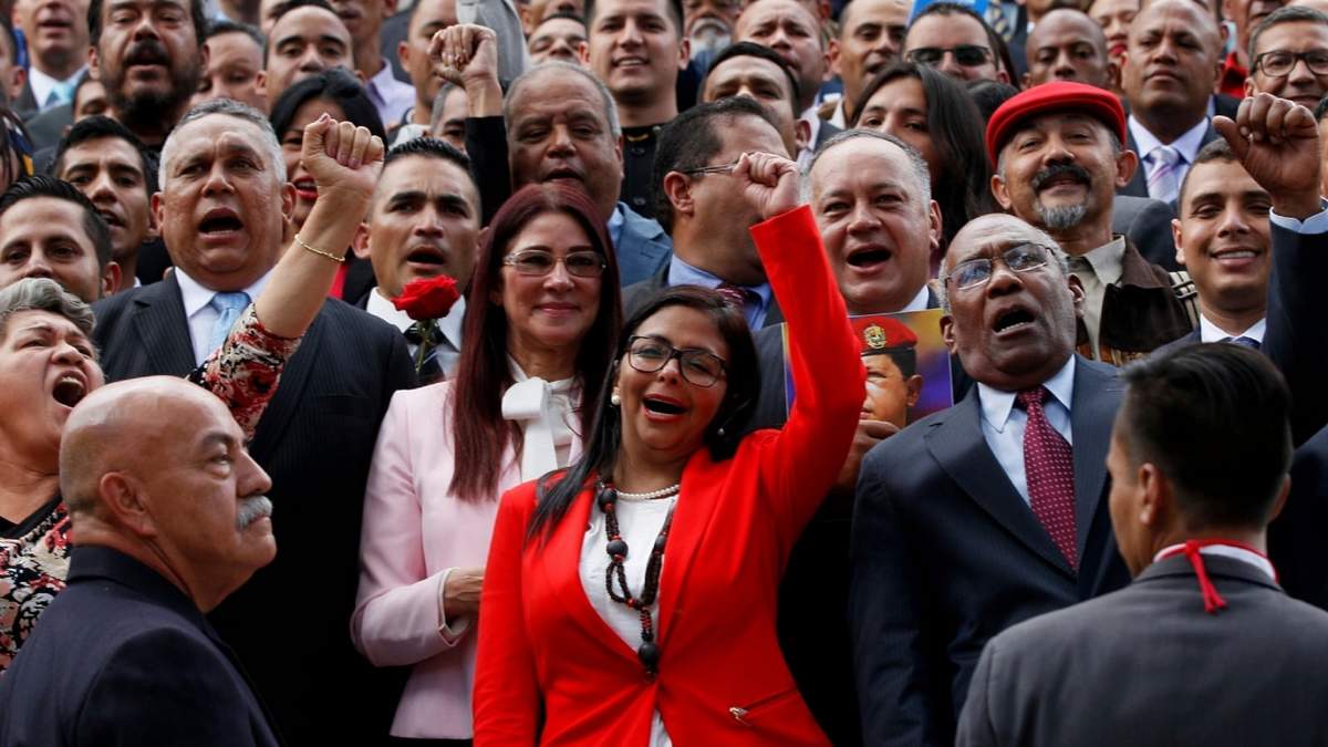 La presidenta de la nueva Asamblea Constituyente, Delcy Rodríguez, de rojo, encabeza a los nuevos miembros juramentados mientras posan para una foto oficial, en Caracas, Venezuela