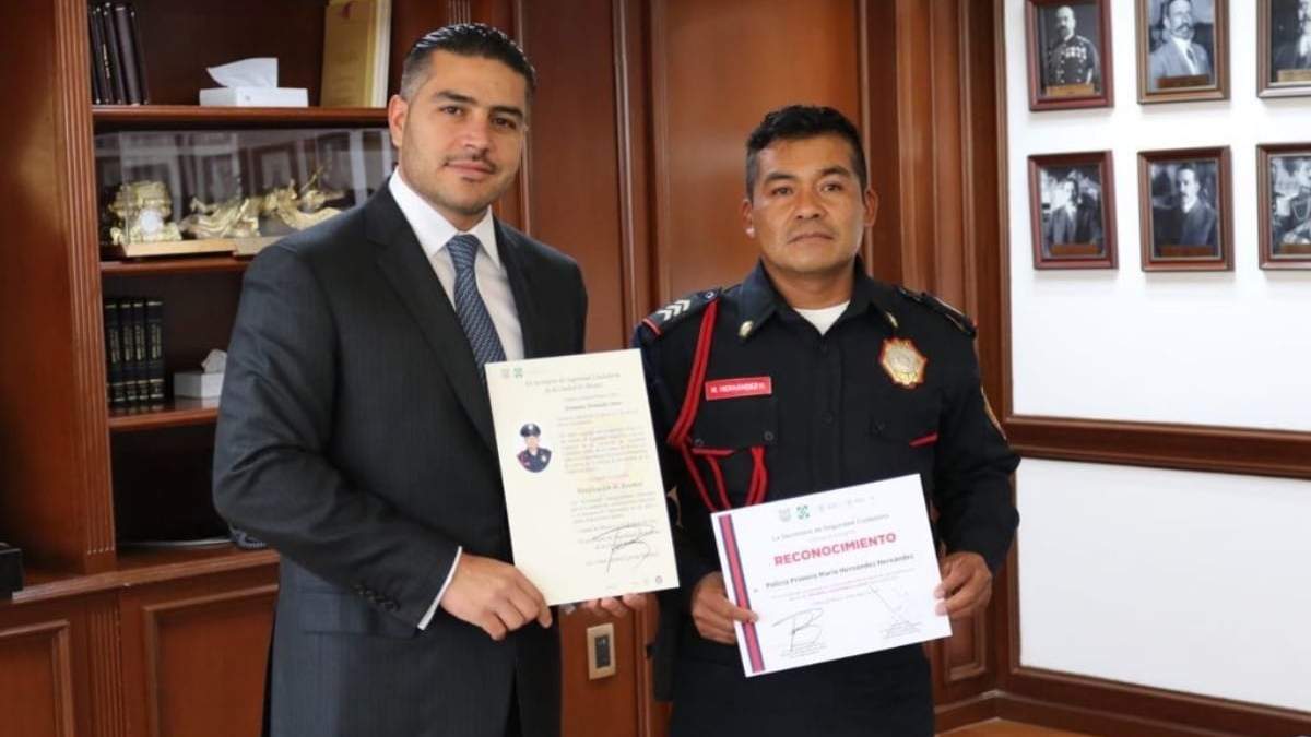 El policía Mario Hernández recibe reconocimiento