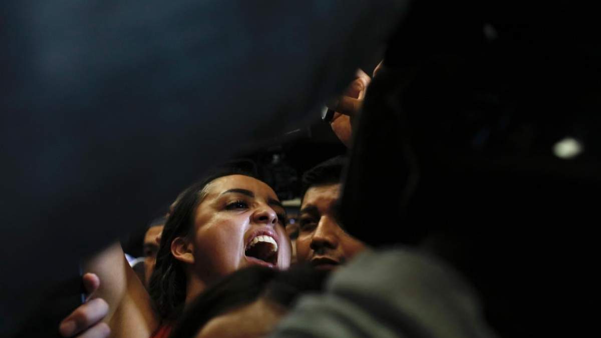 Una manifestante momentos antes de irrumpir en el salón del pleno de la Cámara de Senadores