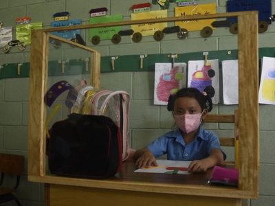 Carpintero diseña y construye pupitre anti covid para su hija de 6 años