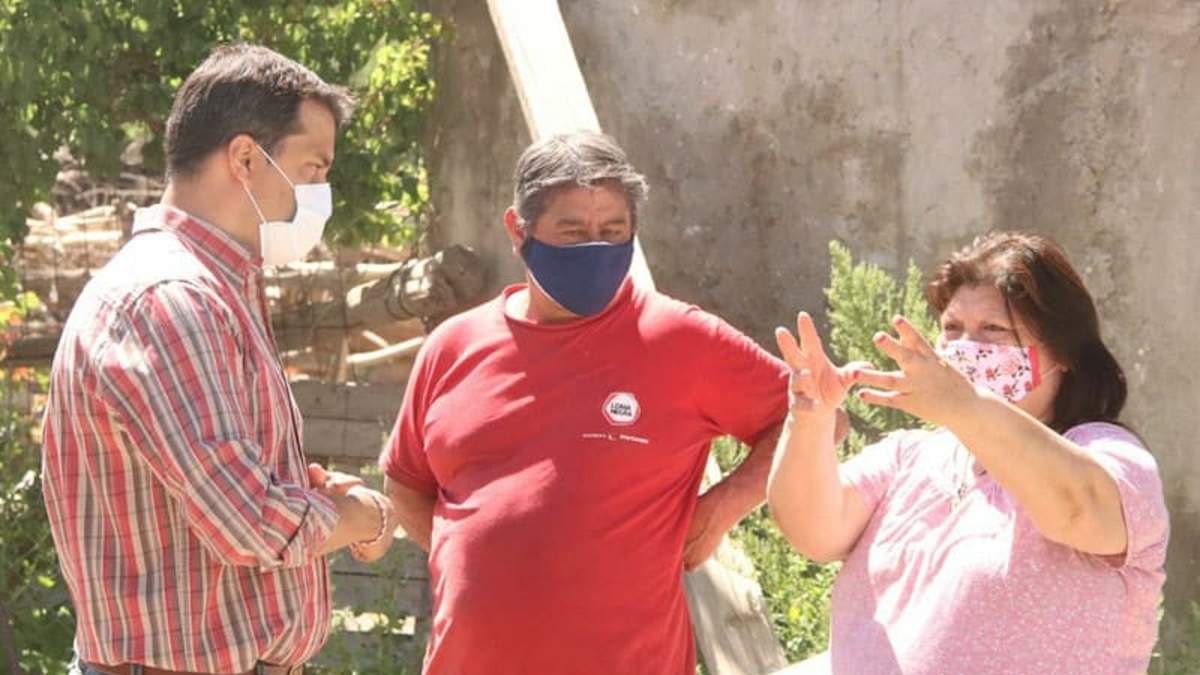 Carlos Koopmann, dialogando con los vecinos. Fuente: (Twitter)