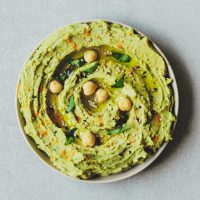Hummus de albahaca: dale una vuelta a las picadas del finde con esta receta fácil que vas a amar