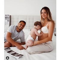 "Chicharito" es un papá ausente, acusa la modelo Sarah Kohan