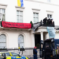 Manifestantes ocuparon en Londres una mansión de un magnate ruso y colgaron consignas por Ucrania