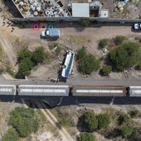 Tren embiste a un autobús “Flecha Azul” en Querétaro; hay seis muertos