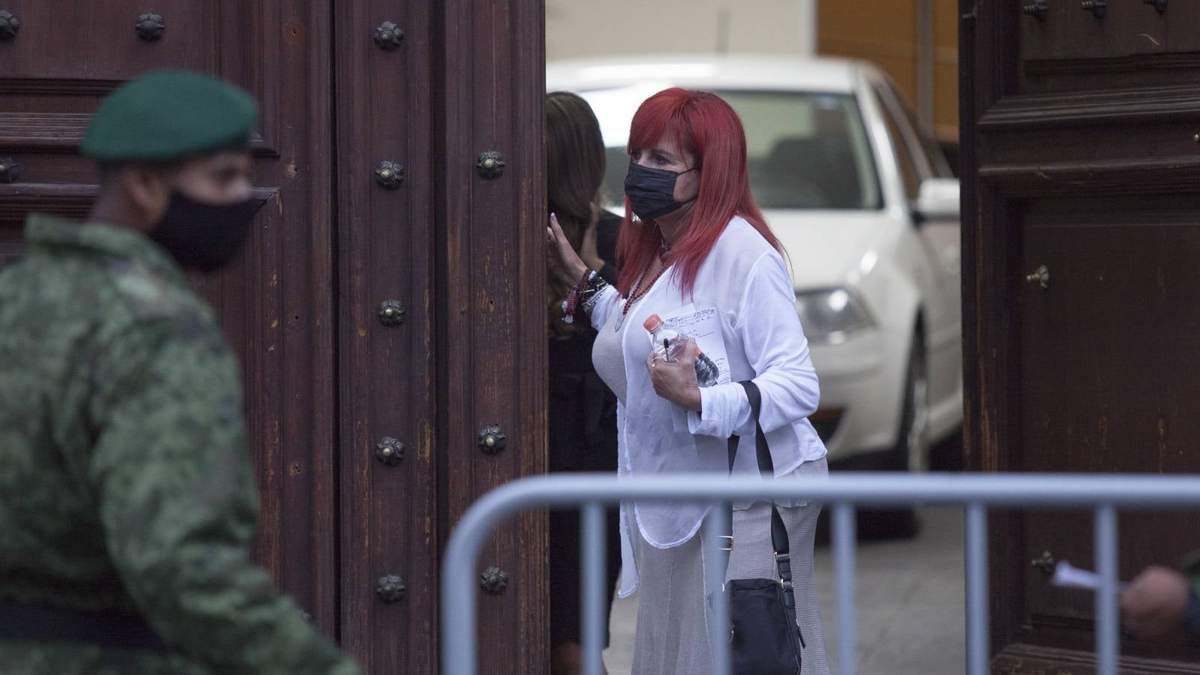 Layda Sansores afuera de Palacio Nacional