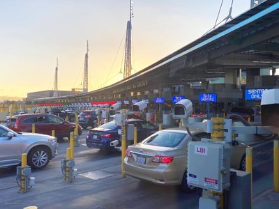 Encuentran a tres vietnamitas en cajuela de auto en cruce de Tijuana a EU; iba bebé de un año