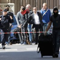 Detienen en Francia a dos sospechosos de planear atentados; les hallan armas y explosivos
