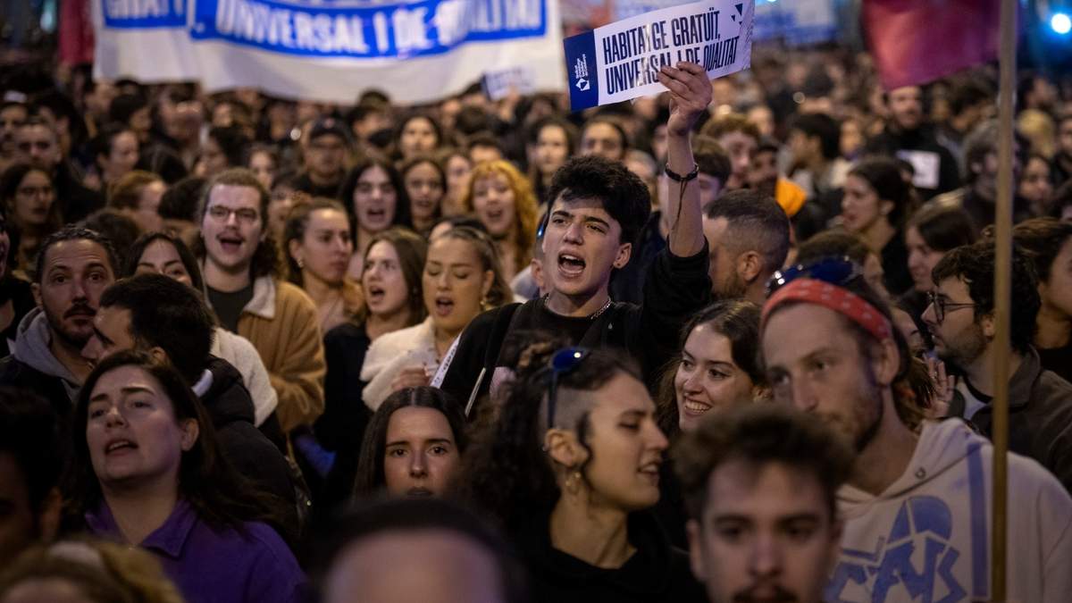 Un grupo de manifestantes marcha para protestar contra el creciente costo del alquiler de apartamentos en Barcelona, España