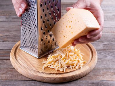 Seguro no lo sabías: el mejor truco para ablandar el queso para rallar que tenés en la heladera hace días