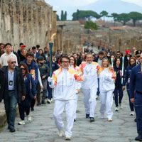 Jackie Chan lleva la antorcha olímpica de Milán Cortina a través de las ruinas de Pompeya