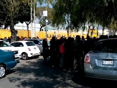 Padres bloquean Insurgentes para exigir fin de paro en la Prepa 9