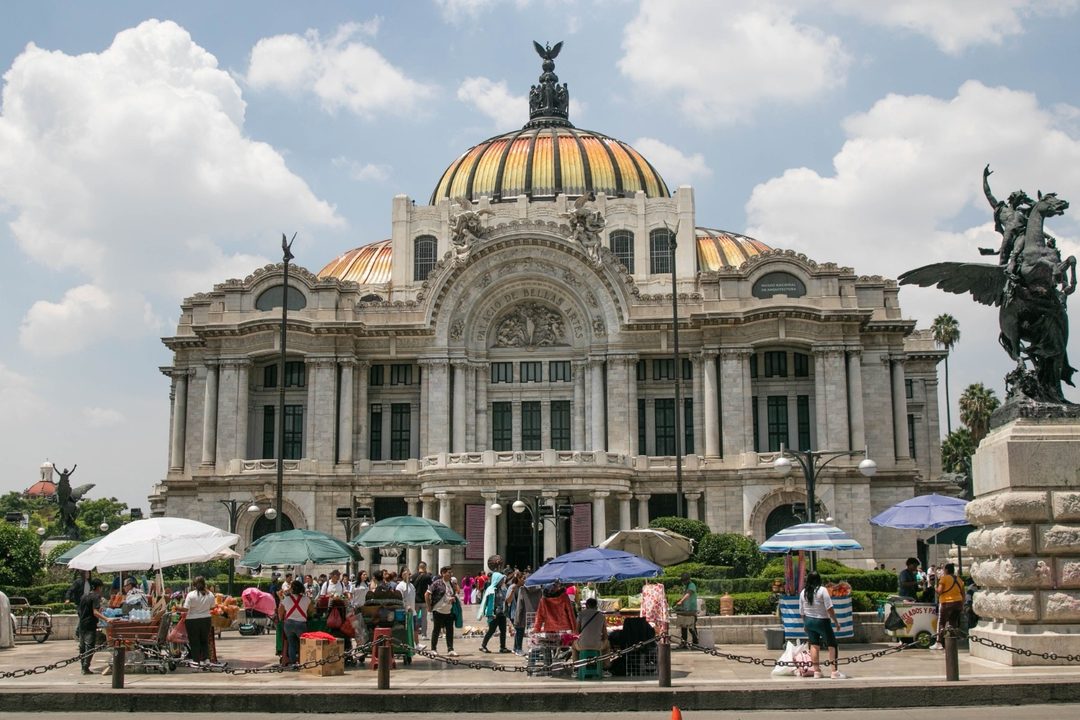 Palacio de Bellas Artes copado por vendedores. Foto Moisés Pablo  Cuartoscuro