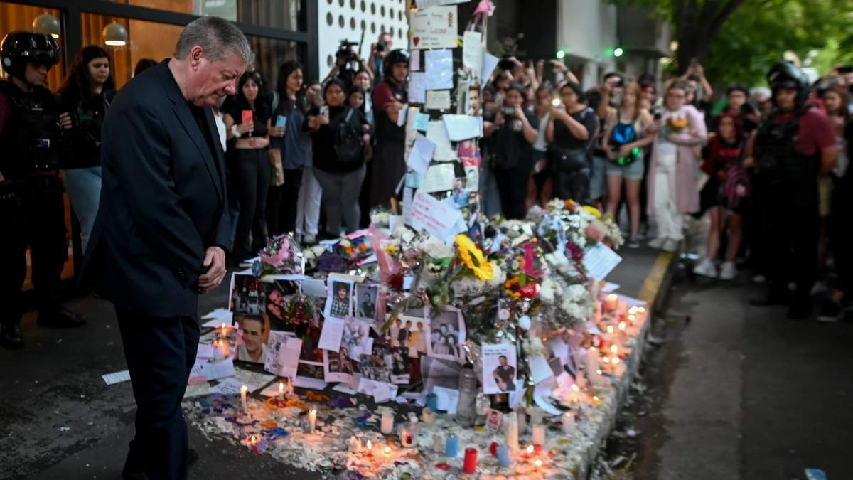 Geoff Payne, padre de Liam Payne, visita un homenaje en el exterior del Hotel Casa Sur, donde murió el exintegrante de One Direction