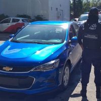 Comando roba siete vehículos de agencia en Michoacán