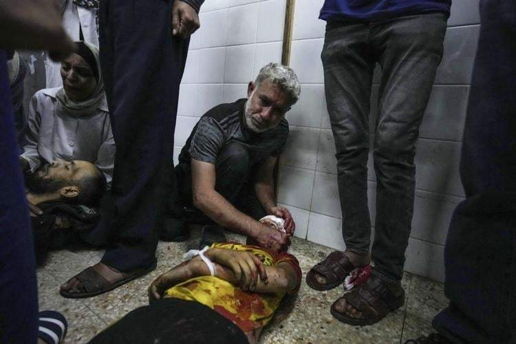Palestinos lamentan la muerte de familiares durante un bombardeo israelí, el 9 de mayo de 2024, en el hospital Al Aqsa, en Deir al Balah, en la Franja de Gaza