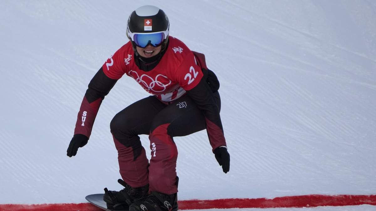 La suiza Sophie Hediger compite en el snowboard cross de los Juegos Olímpicos de Invierno en Zhangjiakou, China, el 9 de febrero de 2022