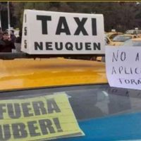 Taxistas de Neuquén denuncian que la llegada de las aplicaciones de transporte redujo su trabajo a la mitad