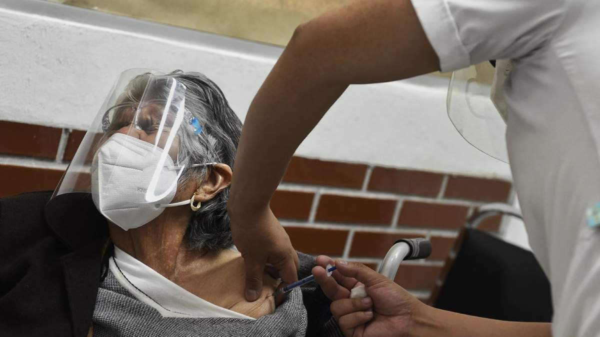 Vacunación a adultos mayores en la capital