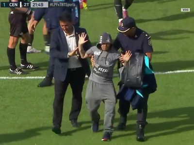 Un hincha de Sarmiento se metió a la cancha y agredió al árbitro Andrés Merlos