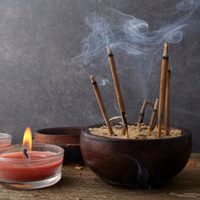 Rituales: los sahumerios que tenés que tener en casa para formar una barrera protectora contra las malas energías