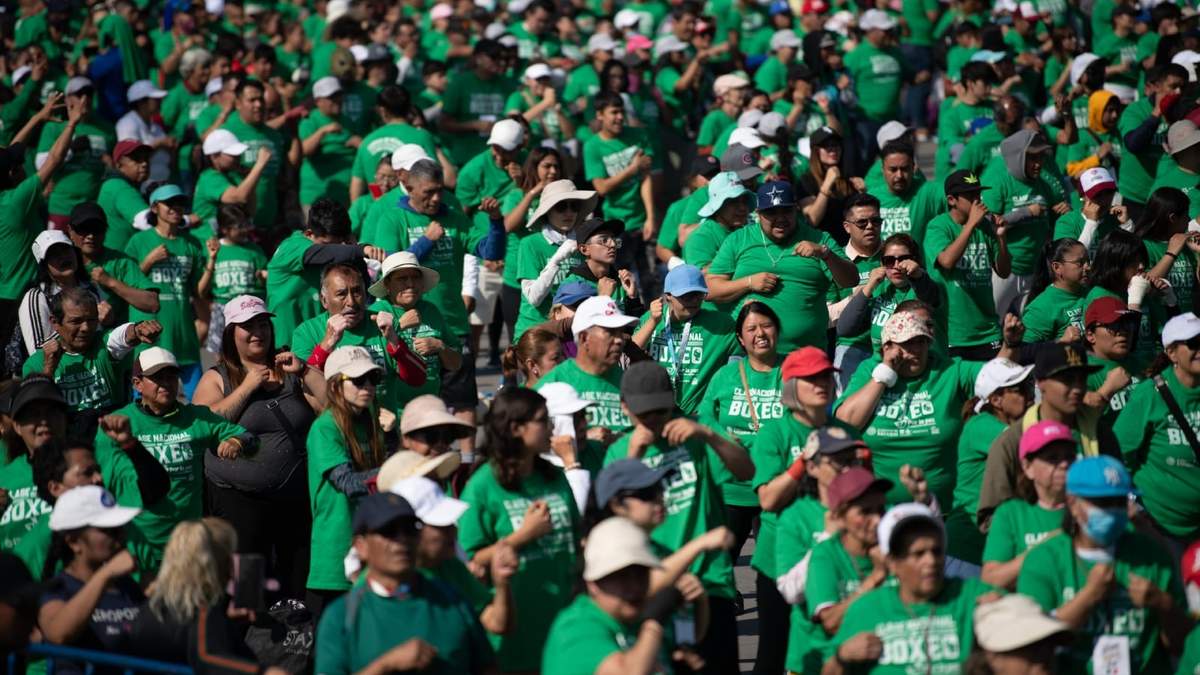 Clase Nacional de Boxeo por la Paz y Contra las Adicciones en el Zócalo de la CDMX