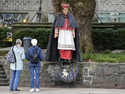 Retiran estatua de cardenal alemán tras acusaciones de abusos sexuales