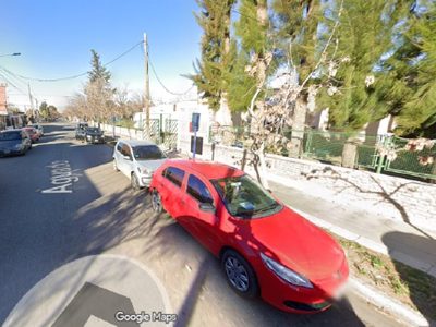 Se masturbó frente a una escuela porque no le dejaron retirar a un niño