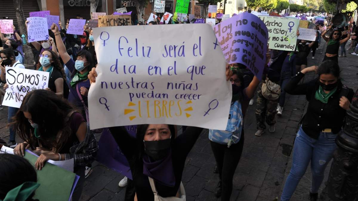 Manifestación de mujeres en Querétaro durante el 8M